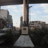Piazza Ottocalli, si notano i pialstri della Tangenziale ed il busto di Caruso Piazza Ottocalli
