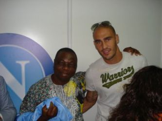 Félix Abbé, grade uomo, il prete Congolese a Quarto, tifoso del Napoli Congolesi tifosi del Napoli