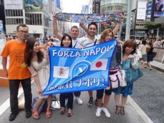 Michiho Ando (Micio), la giapponese tifosissima del Napoli, con bandiera del Napoli ed amici a Tokio Michiho Ando (Micio)