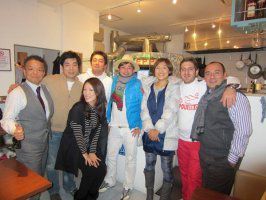 Pasquale Makishima, il pizzaiolo napoletano - giapponese, con giubbotto azzurro Pasquale Makishima
