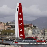 Prime manovre di allenamento per le due imbaracazioni di Luna Rossa, in attesa delle regate ufficiali di Coppa America nel golfo di Napoli, 5 aprile 2012. ANSA /PRIMA PAGINA coppa_america_napoli-1
