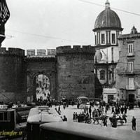 Napoli,p.za San Francesco, linea Atan e Tpn, il tram convoglio Tpn proviene da Pretura e va allo stazionamento, quello dell'Atan è un caratteristico annaffiastrade e proviene da p.za Principe Umberto Foto da Calmfer Napoli,p.za San Francesco, linea Atan e Tpn