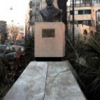 Il busto di Caruso in piazza Ottocalli dopo il restauro caruso oggi