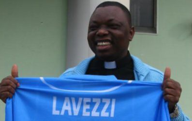 Padre Felix Ngolo prete a Quarto (Napoli) con maglia di Lavezzi_ padre felix_napoli_maglia_lavezzi_